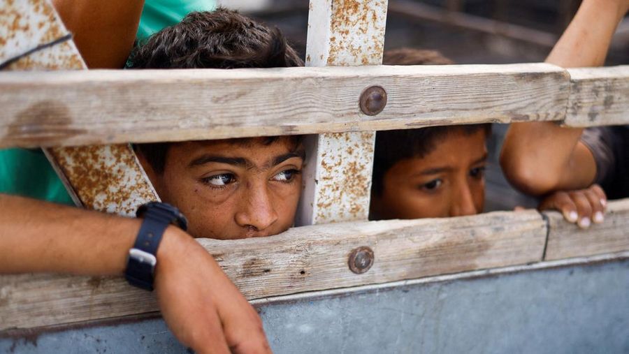 Militer Israel melancarkan serangan udara terhadap pengungsian di Rafah. Sedikitnya 50 orang dilaporkan tewas akibat serangan terbaru Tel Aviv tersebut. (REUTERS/Hatem Khaled)