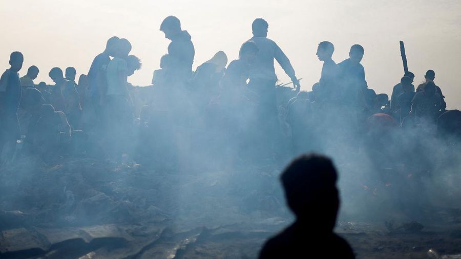 Militer Israel melancarkan serangan udara terhadap pengungsian di Rafah. Sedikitnya 50 orang dilaporkan tewas akibat serangan terbaru Tel Aviv tersebut. (REUTERS/Mohammed Salem)