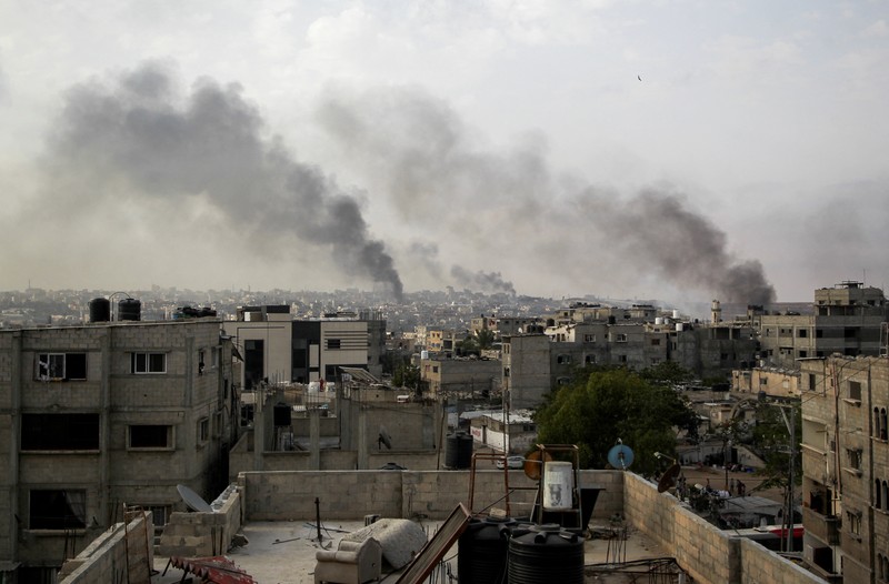 Militer Israel melancarkan serangan udara terhadap pengungsian di Rafah. Sedikitnya 50 orang dilaporkan tewas akibat serangan terbaru Tel Aviv tersebut. (REUTERS/Hatem Khaled) Militer Israel melancarkan serangan udara terhadap pengungsian di Rafah. Sedikitnya 50 orang dilaporkan tewas akibat serangan terbaru Tel Aviv tersebut. (REUTERS/Hatem Khaled)