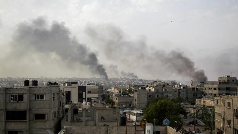 Militer Israel melancarkan serangan udara terhadap pengungsian di Rafah. Sedikitnya 50 orang dilaporkan tewas akibat serangan terbaru Tel Aviv tersebut. (REUTERS/Hatem Khaled)