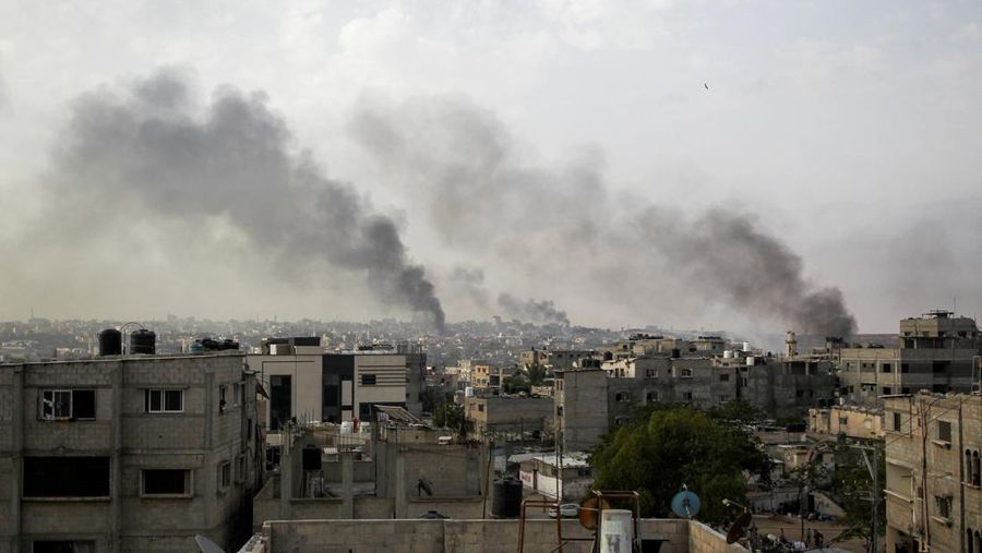 Militer Israel melancarkan serangan udara terhadap pengungsian di Rafah. Sedikitnya 50 orang dilaporkan tewas akibat serangan terbaru Tel Aviv tersebut. (REUTERS/Hatem Khaled)