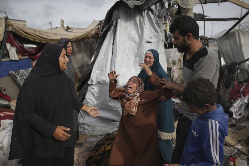Militer Israel melancarkan serangan udara terhadap pengungsian di Rafah. Sedikitnya 50 orang dilaporkan tewas akibat serangan terbaru Tel Aviv tersebut. (REUTERS/Hatem Khaled) Militer Israel melancarkan serangan udara terhadap pengungsian di Rafah. Sedikitnya 50 orang dilaporkan tewas akibat serangan terbaru Tel Aviv tersebut. (REUTERS/Hatem Khaled)