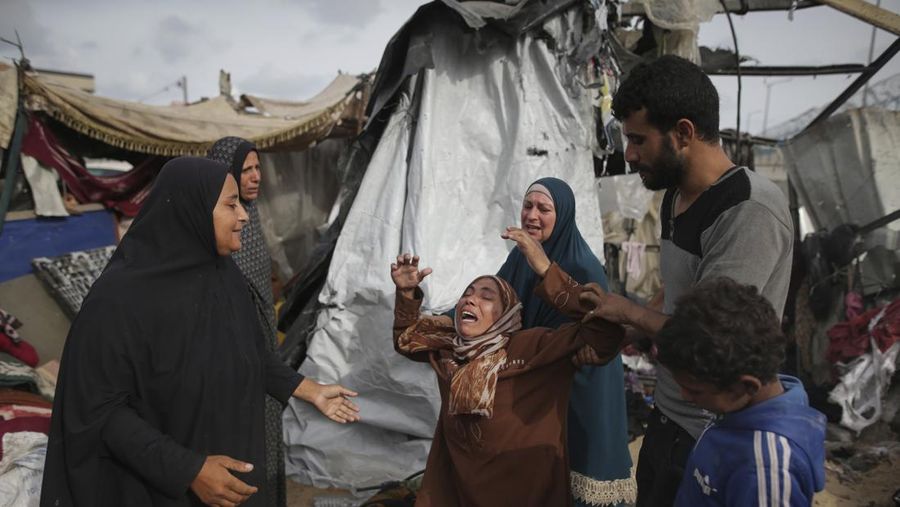 Militer Israel melancarkan serangan udara terhadap pengungsian di Rafah. Sedikitnya 50 orang dilaporkan tewas akibat serangan terbaru Tel Aviv tersebut. (AP/Jehad Alshrafi)