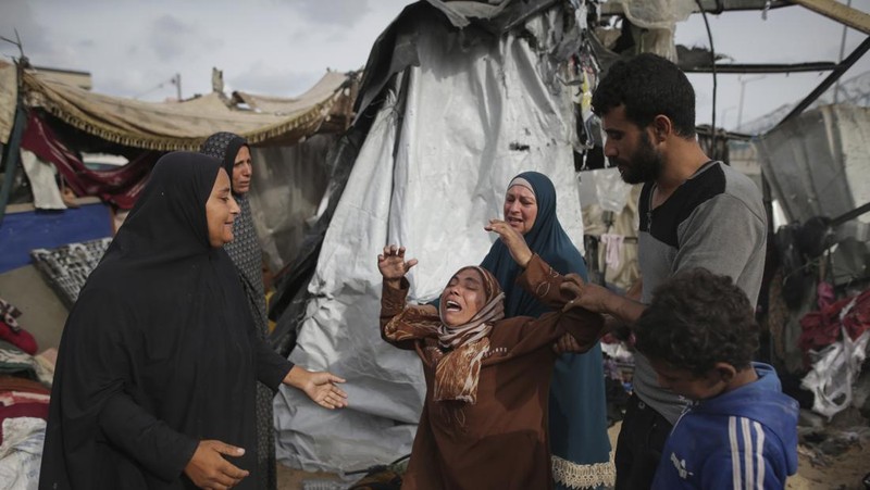 Militer Israel melancarkan serangan udara terhadap pengungsian di Rafah. Sedikitnya 50 orang dilaporkan tewas akibat serangan terbaru Tel Aviv tersebut. (REUTERS/Hatem Khaled)