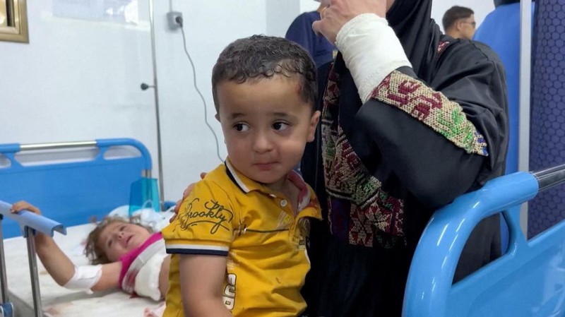 Militer Israel melancarkan serangan udara terhadap pengungsian di Rafah. Sedikitnya 50 orang dilaporkan tewas akibat serangan terbaru Tel Aviv tersebut. (REUTERS/Hatem Khaled)