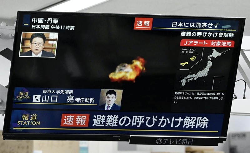Monitor TV menayangkan laporan peluncuran roket yang dilakukan Korea Utara, di Tokyo, Jepang, Senin (27/5/2024). (Kyodo News via AP) Monitor TV menayangkan laporan peluncuran roket yang dilakukan Korea Utara, di Tokyo, Jepang, Senin (27/5/2024). (Kyodo News via AP)
