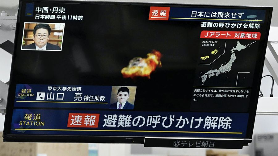 Monitor TV menayangkan laporan peluncuran roket yang dilakukan Korea Utara, di Tokyo, Jepang, Senin (27/5/2024). (Kyodo News via AP)