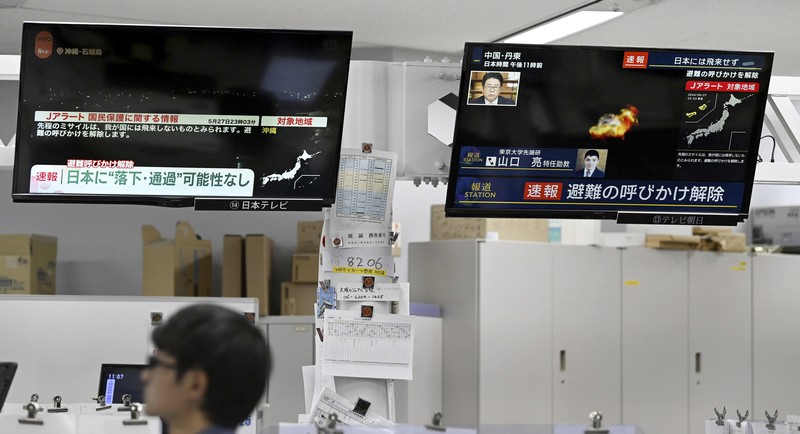 Monitor TV menayangkan laporan peluncuran roket yang dilakukan Korea Utara, di Tokyo, Jepang, Senin (27/5/2024). (Kyodo News via AP) Monitor TV menayangkan laporan peluncuran roket yang dilakukan Korea Utara, di Tokyo, Jepang, Senin (27/5/2024). (Kyodo News via AP)