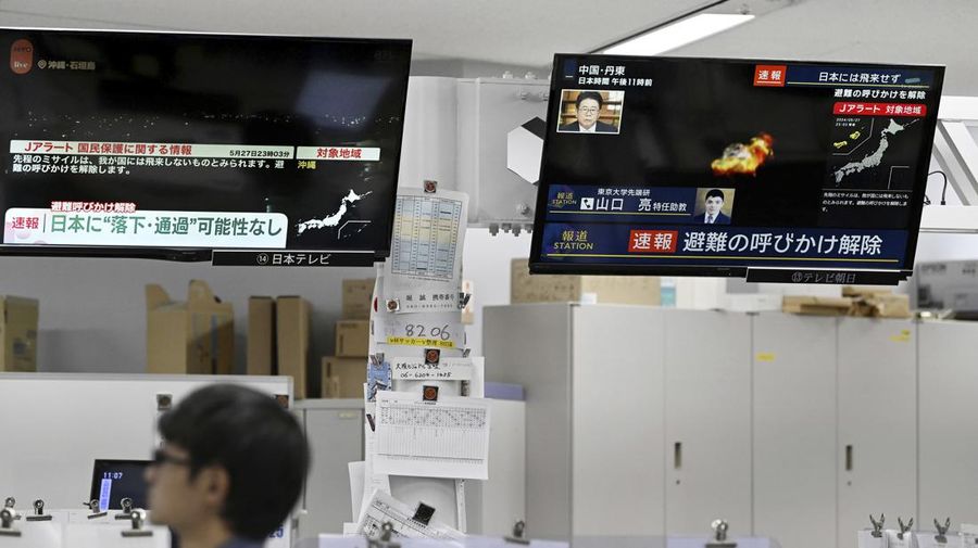 Monitor TV menayangkan laporan peluncuran roket yang dilakukan Korea Utara, di Tokyo, Jepang, Senin (27/5/2024). (Kyodo News via AP)