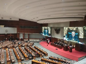 DPR Gelar Paripurna Persetujuan Naturalisasi Calvin Verdonk-Jens Raven