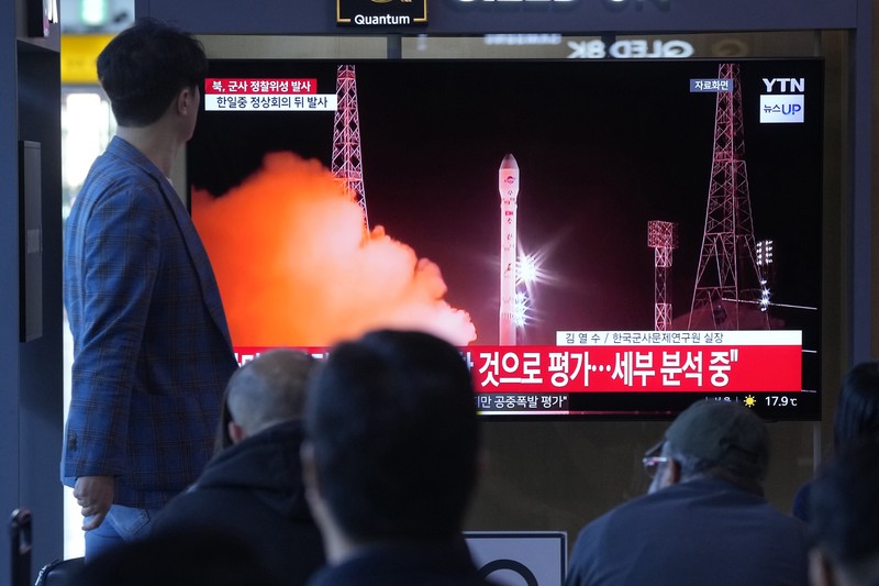 Monitor TV menayangkan laporan peluncuran roket yang dilakukan Korea Utara, di Tokyo, Jepang, Senin (27/5/2024). (Kyodo News via AP) Monitor TV menayangkan laporan peluncuran roket yang dilakukan Korea Utara, di Tokyo, Jepang, Senin (27/5/2024). (Kyodo News via AP)