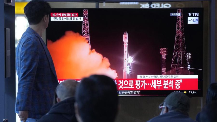 Monitor TV menayangkan laporan peluncuran roket yang dilakukan Korea Utara, di Tokyo, Jepang, Senin (27/5/2024). (Kyodo News via AP)
