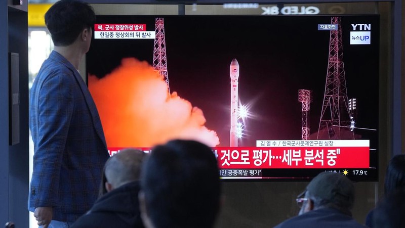 Monitor TV menayangkan laporan peluncuran roket yang dilakukan Korea Utara, di Tokyo, Jepang, Senin (27/5/2024). (Kyodo News via AP)