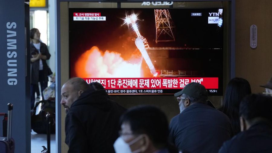 Sebuah program berita menayangkan gambar file peluncuran roket oleh Korea Utara, di Stasiun Kereta Api Seoul di Seoul, Korea Selatan, Senin (27/5/2024). (AP/Ahn Young-joon)