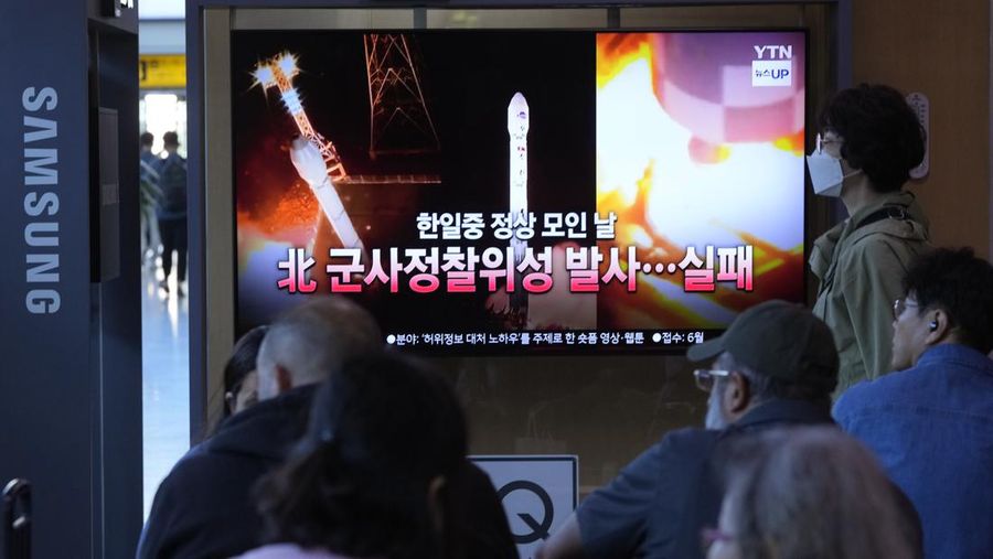 Monitor TV menayangkan laporan peluncuran roket yang dilakukan Korea Utara, di Tokyo, Jepang, Senin (27/5/2024). (Kyodo News via AP)