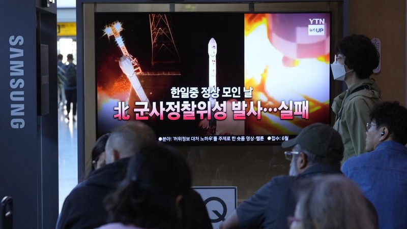 Monitor TV menayangkan laporan peluncuran roket yang dilakukan Korea Utara, di Tokyo, Jepang, Senin (27/5/2024). (Kyodo News via AP)
