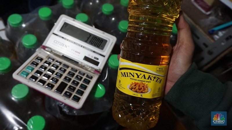 Sejumlah pedagang menunjukkan kemasan botol MinyakKita ukuran dua liter di Kawasan Pasar Santa, Jakarta Selatan, Selasa, (28/5). (CNBC Indonesia/Muhammad Sabki) Sejumlah pedagang menunjukkan kemasan botol MinyakKita ukuran dua liter di Kawasan Pasar Santa, Jakarta Selatan, Selasa, (28/5). (CNBC Indonesia/Muhammad Sabki)