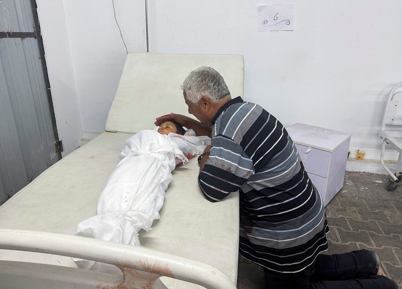Militer Israel melancarkan serangan udara terhadap pengungsian di Rafah. Sedikitnya 50 orang dilaporkan tewas akibat serangan terbaru Tel Aviv tersebut. (REUTERS/Hatem Khaled)