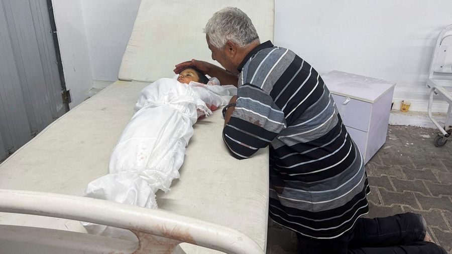 Militer Israel melancarkan serangan udara terhadap pengungsian di Rafah. Sedikitnya 50 orang dilaporkan tewas akibat serangan terbaru Tel Aviv tersebut. (REUTERS/Hatem Khaled)