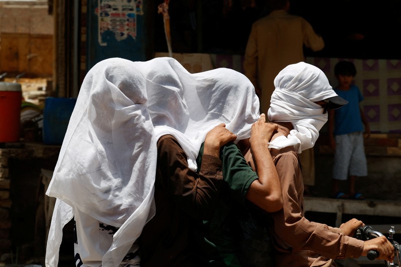 Suhu di Pakistan tembus 52 derajat celcius akibat gelombang panas. (REUTERS/Akhtar Soomro)