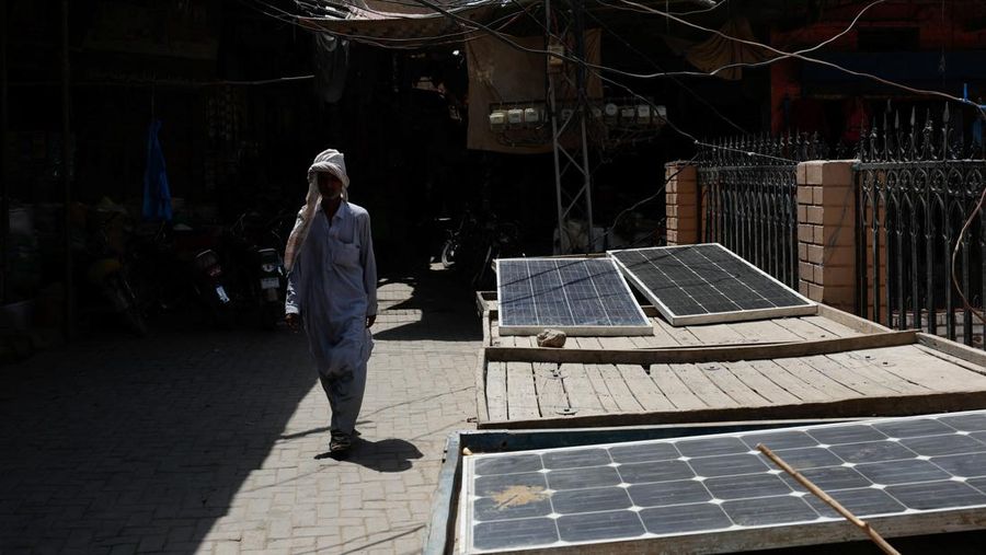 Suhu di Pakistan tembus 52 derajat celcius akibat gelombang panas. (REUTERS/Akhtar Soomro)