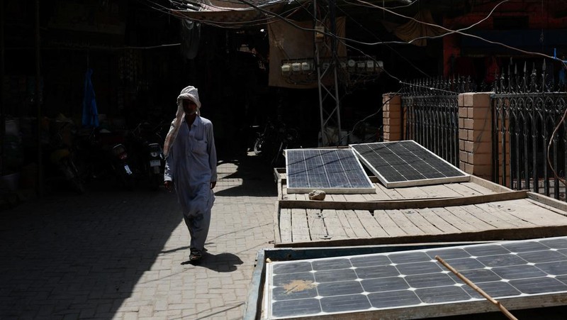 Suhu di Pakistan tembus 52 derajat celcius akibat gelombang panas. (REUTERS/Akhtar Soomro)