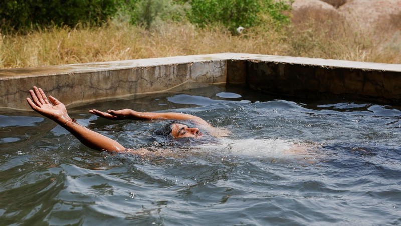 Suhu di Pakistan tembus 52 derajat celcius akibat gelombang panas. (REUTERS/Akhtar Soomro)