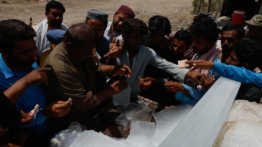 Suhu di Pakistan tembus 52 derajat celcius akibat gelombang panas. (REUTERS/Akhtar Soomro)