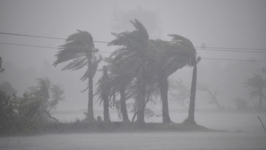 Topan Remal di sepanjang wilayah pesisir di Bakkhali, 24 parganas Selatan, Benggala Barat, India, Senin (27/5/2024). (AP Photo/Ashim Paul) Topan Remal di sepanjang wilayah pesisir di Bakkhali, 24 parganas Selatan, Benggala Barat, India, Senin (27/5/2024). (AP Photo/Ashim Paul)