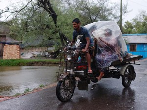 Angin Topan Terjang India-Bangladesh, 16 Orang Tewas