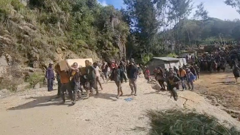 Warga melakukan pencarian korban yang tertimbun tanah longsosr di desa Yambali, Dataran Tinggi Papua Nugini, Senin (27/5/2024).  (Juho Valta/UNDP Papua New Guinea via AP)