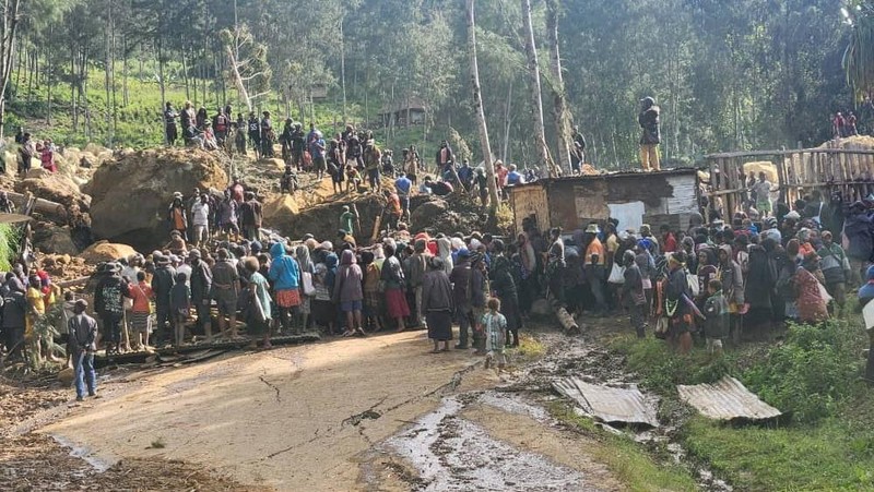Warga melakukan pencarian korban yang tertimbun tanah longsosr di desa Yambali, Dataran Tinggi Papua Nugini, Senin (27/5/2024).  (Juho Valta/UNDP Papua New Guinea via AP)