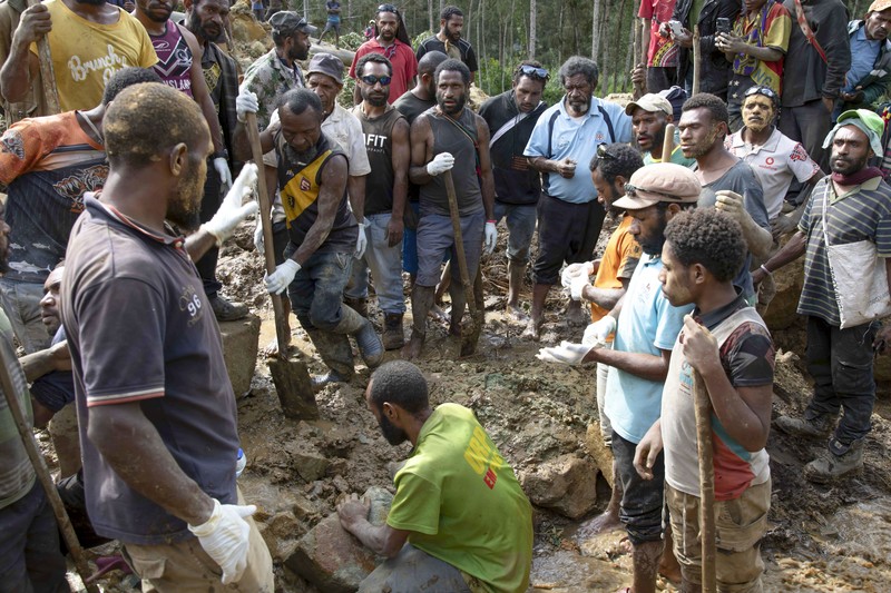 Warga melakukan pencarian korban yang tertimbun tanah longsosr di desa Yambali, Dataran Tinggi Papua Nugini, Senin (27/5/2024). (Juho Valta/UNDP Papua New Guinea via AP) Warga melakukan pencarian korban yang tertimbun tanah longsosr di desa Yambali, Dataran Tinggi Papua Nugini, Senin (27/5/2024). (Juho Valta/UNDP Papua New Guinea via AP)