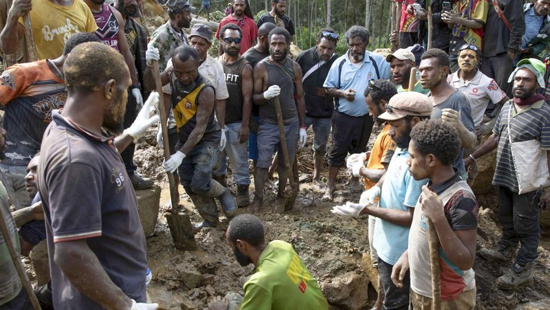 Warga melakukan pencarian korban yang tertimbun tanah longsosr di desa Yambali, Dataran Tinggi Papua Nugini, Senin (27/5/2024).  (Juho Valta/UNDP Papua New Guinea via AP)