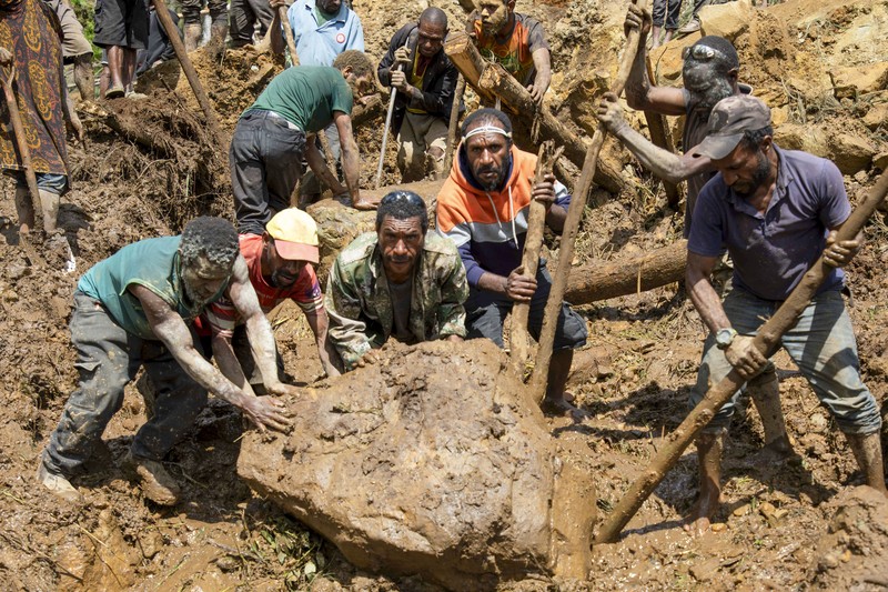 Warga melakukan pencarian korban yang tertimbun tanah longsosr di desa Yambali, Dataran Tinggi Papua Nugini, Senin (27/5/2024).  (Juho Valta/UNDP Papua New Guinea via AP)