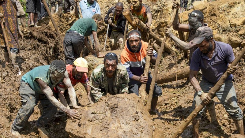 Warga melakukan pencarian korban yang tertimbun tanah longsosr di desa Yambali, Dataran Tinggi Papua Nugini, Senin (27/5/2024).  (Juho Valta/UNDP Papua New Guinea via AP)