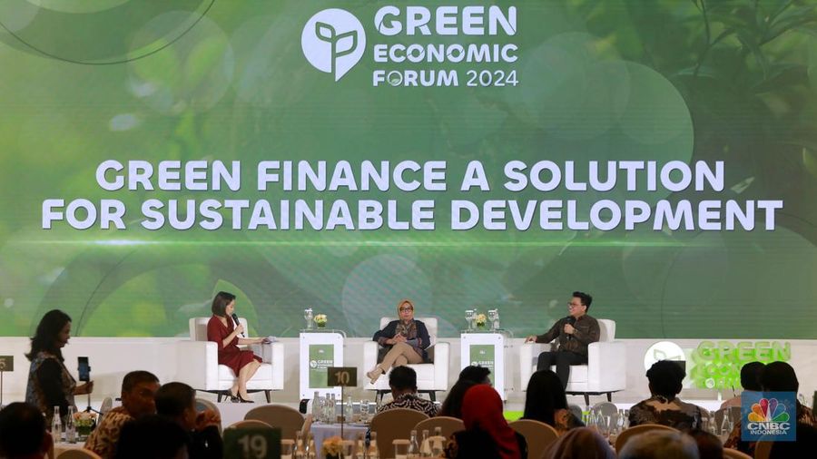 5. Direktur Pengawasan Keuangan Derivatif dan Bursa Karbon Otoritas Jasa Keuangan (OJK), Lufaldy Ernanda menyampaikan pemaparan dalam acara Green Economic Forum 2024 di Jakarta, Rabu (29/5/2024). (CNBC Indonesia/Muhammad Sabki)