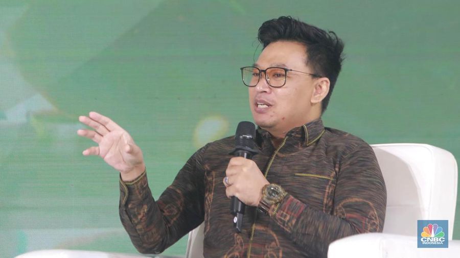5. Direktur Pengawasan Keuangan Derivatif dan Bursa Karbon Otoritas Jasa Keuangan (OJK), Lufaldy Ernanda menyampaikan pemaparan dalam acara Green Economic Forum 2024 di Jakarta, Rabu (29/5/2024). (CNBC Indonesia/Muhammad Sabki)