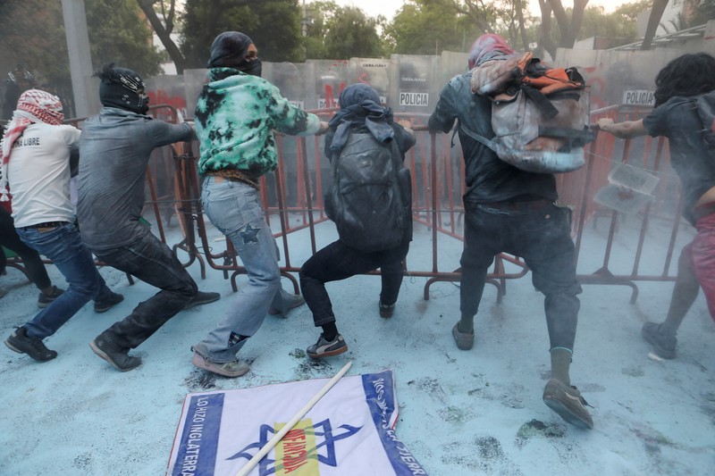 Warga Meksiko Protes Genosida Israel di Gaza A protester waves a Palestinian flag during a demonstration in support of Palestinians, amid the ongoing conflict between Israel and the Palestinian Islamist group Hamas, in Mexico City, Mexico May 28, 2024. REUTERS/Henry Romero REFILE - QUALITY REPEAT