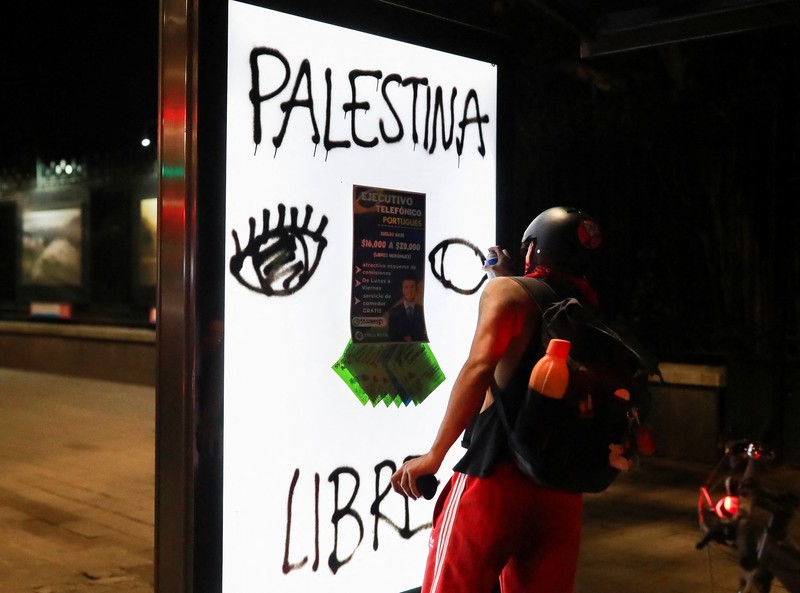 Warga Meksiko Protes Genosida Israel di Gaza A protester waves a Palestinian flag during a demonstration in support of Palestinians, amid the ongoing conflict between Israel and the Palestinian Islamist group Hamas, in Mexico City, Mexico May 28, 2024. REUTERS/Henry Romero REFILE - QUALITY REPEAT