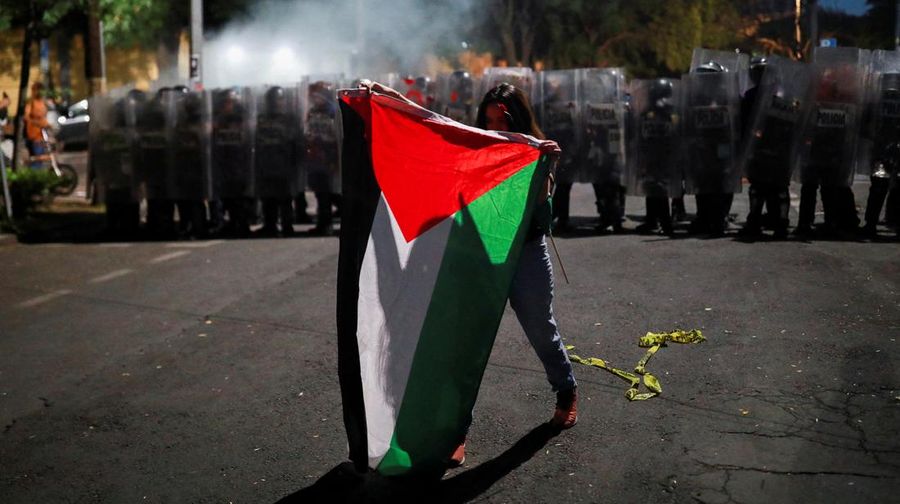 Aktivis pro-Palestina berkumpul di dekat Kedutaan Besar Israel di Meksiko untuk mengecam serangan Israel terhadap Rafah di tengah konflik Israel-Hamas pada malam (28/5/2024). Aksi yang diberi nama 