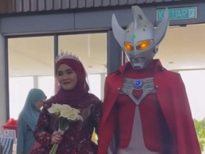 Viral Pengantin Pria Memakai Kostum Ultraman Saat Resepsi Nikah