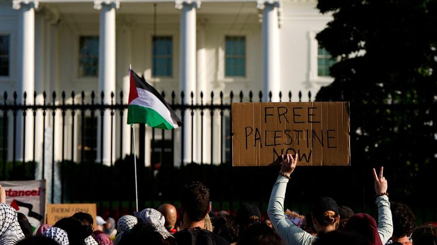 Demosntran pro-Palestina melakukan aksi unjuk ras di depan Gedung Putih, Washington, Amerikas Seriktat (AS), Selasa (28/5/2024). (REUTERS/Elizabeth Frantz)