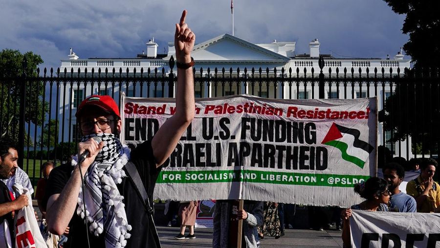 Demosntran pro-Palestina melakukan aksi unjuk ras di depan Gedung Putih, Washington, Amerikas Seriktat (AS), Selasa (28/5/2024). (REUTERS/Elizabeth Frantz)