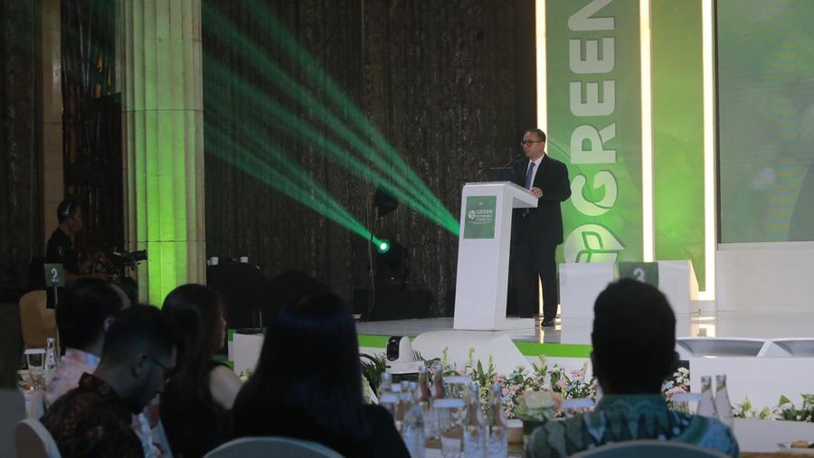 Deputi Bidang Kerjasama Penanaman modal Kementerian Investasi/BKPM, Riyatno menyampaikan pemaparan dalam acara Green Economic Forum 2024 di Jakarta, Rabu (29/5/2024). (CNBC Indonesia/Muhammad Sabki)