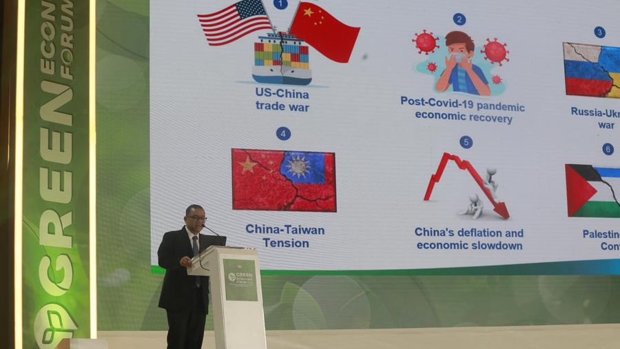 Deputi Bidang Kerjasama Penanaman modal Kementerian Investasi/BKPM, Riyatno menyampaikan pemaparan dalam acara Green Economic Forum 2024 di Jakarta, Rabu (29/5/2024). (CNBC Indonesia/Muhammad Sabki)