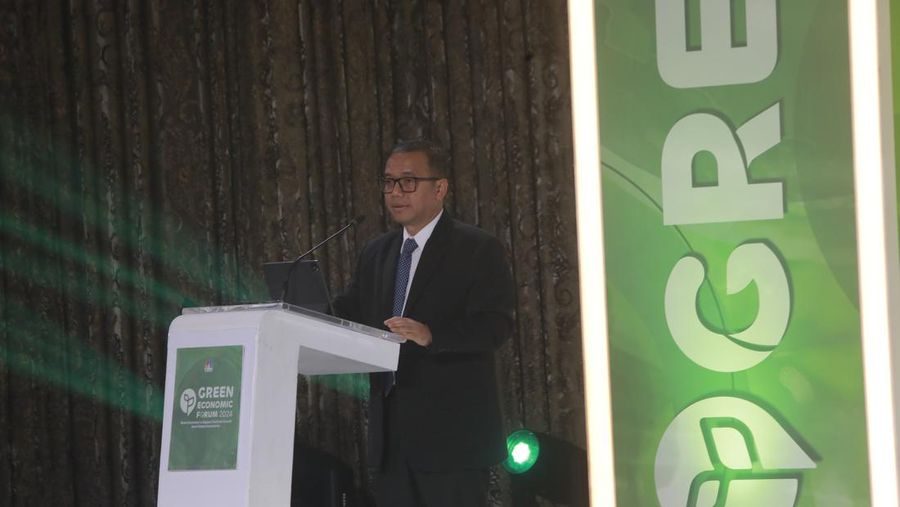 Deputi Bidang Kerjasama Penanaman modal Kementerian Investasi/BKPM, Riyatno menyampaikan pemaparan dalam acara Green Economic Forum 2024 di Jakarta, Rabu (29/5/2024). (²©²ÊÍøÕ¾/Muhammad Sabki)