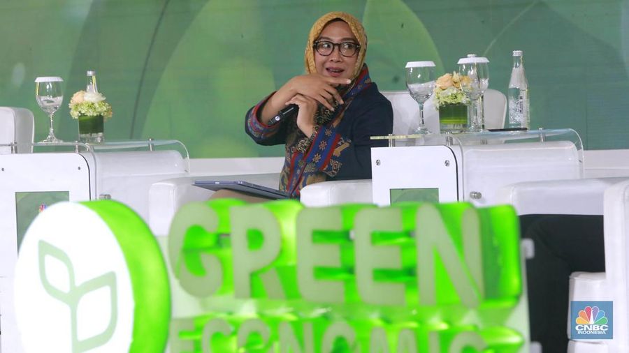 Direktur Jenderal EBTKE Kementerian ESDM, Eniya Listiani Dewi menyampaikan pemaparan dalam acara Green Economic Forum 2024 di Jakarta, Rabu (29/5/2024). (CNBC Indonesia/Muhammad Sabki)