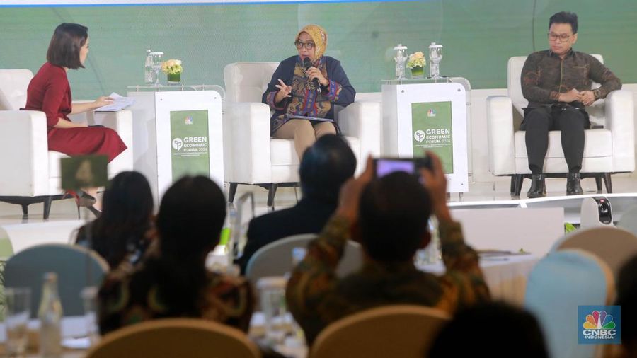 Direktur Jenderal EBTKE Kementerian ESDM, Eniya Listiani Dewi menyampaikan pemaparan dalam acara Green Economic Forum 2024 di Jakarta, Rabu (29/5/2024). (CNBC Indonesia/Muhammad Sabki