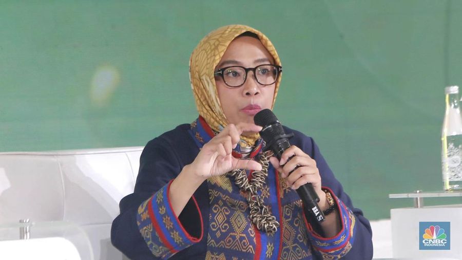 Direktur Jenderal EBTKE Kementerian ESDM, Eniya Listiani Dewi menyampaikan pemaparan dalam acara Green Economic Forum 2024 di Jakarta, Rabu (29/5/2024). (CNBC Indonesia/Muhammad Sabki